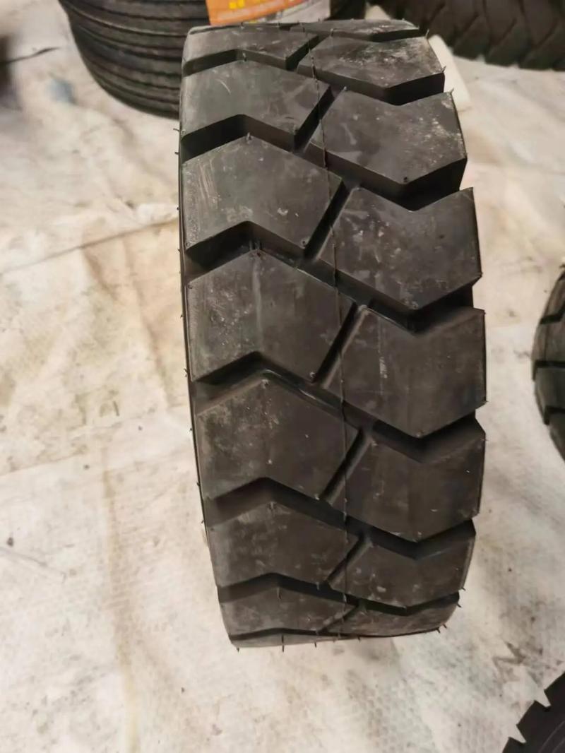 朝陽(yáng)叉車輪胎28x9一15實(shí)心胎#叉車輪胎##輪胎批發(fā) #全